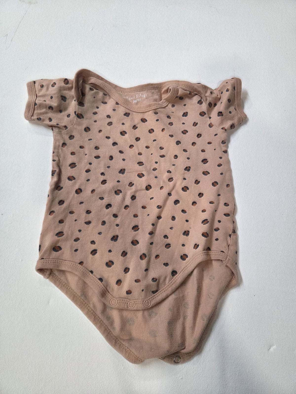 Body de bebé manga corta beige con estampado animal print – Talla 86/92 (Sweet & Soft)