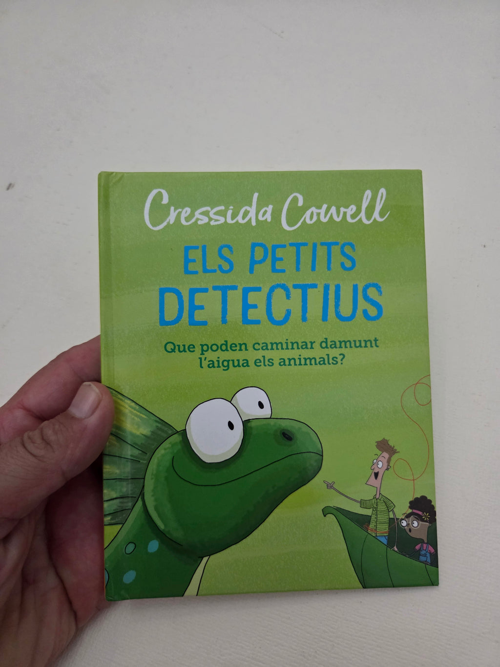 Els Petits Detectius: ¿Pueden caminar sobre el agua los animales?" - Cressida Cowell