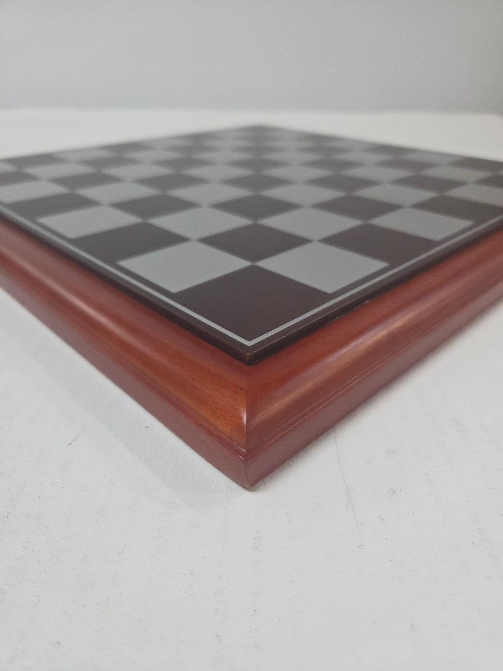 Tablero de Ajedrez con Marco de Madera Elegante