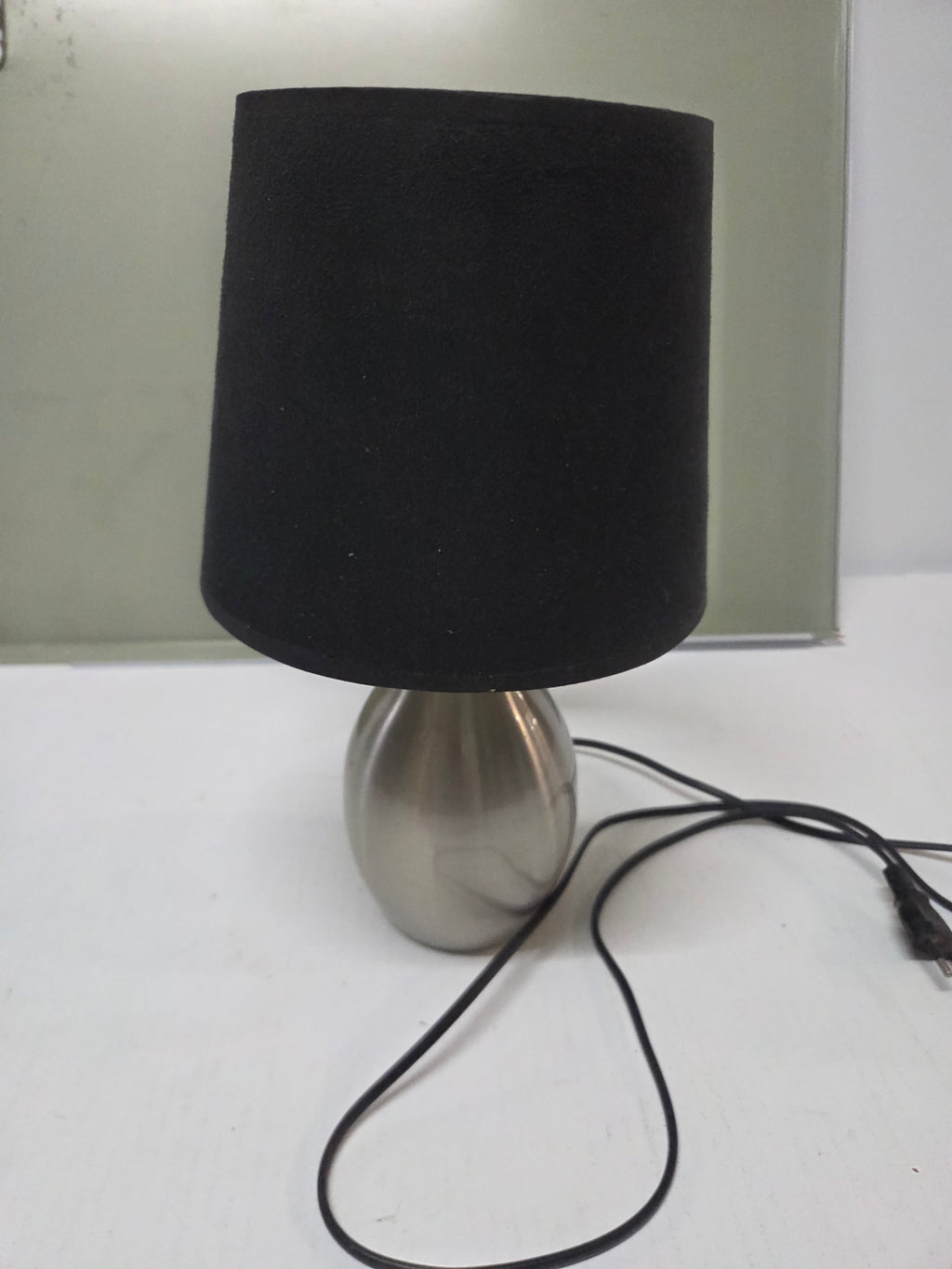 Lámpara de mesa moderna con base metálica