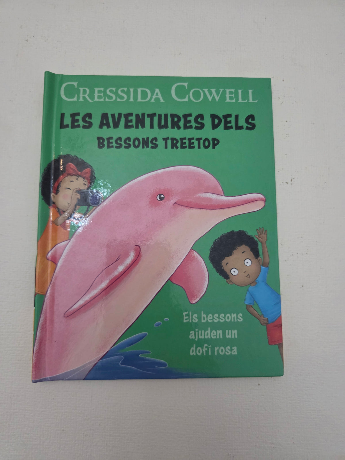 Les aventures dels bessons Treetop: Els bessons ajuden un dofí rosa – Cressida Cowell Edición en catalán