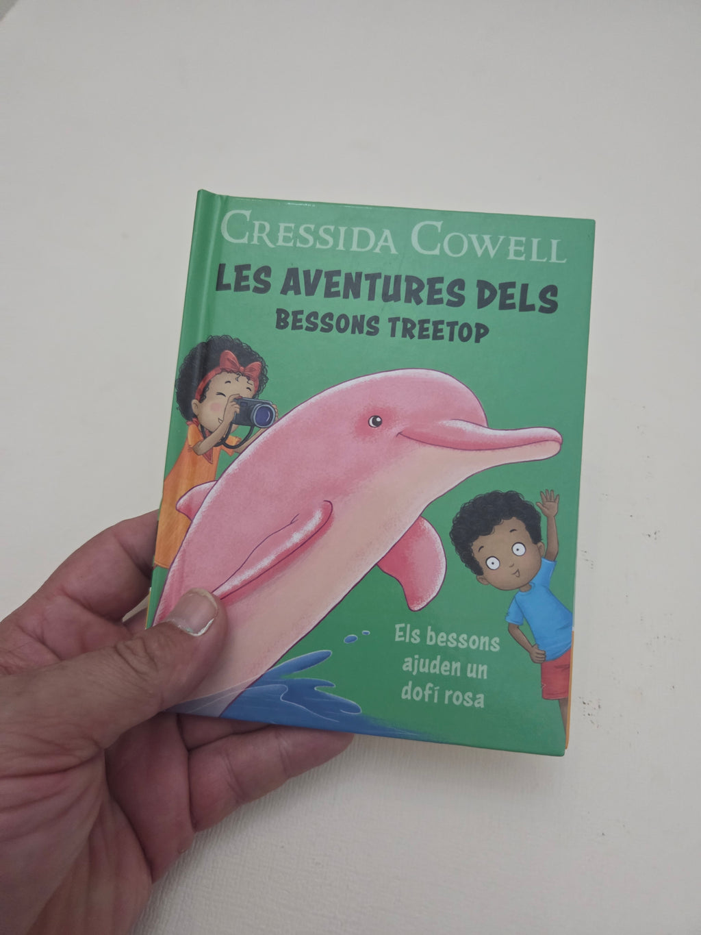Les aventures dels bessons Treetop: Els bessons ajuden un dofí rosa – Cressida Cowell Edición en catalán