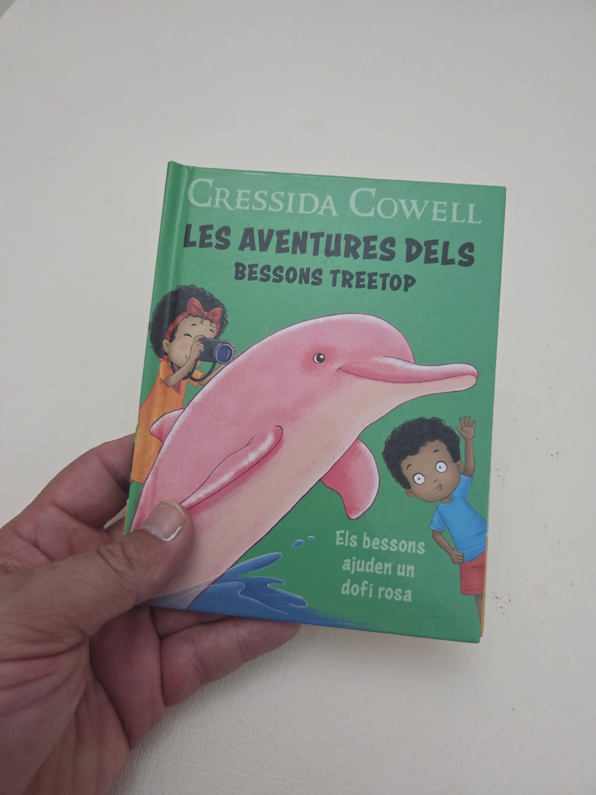 Les aventures dels bessons Treetop: Els bessons ajuden un dofí rosa – Cressida Cowell Edición en catalán