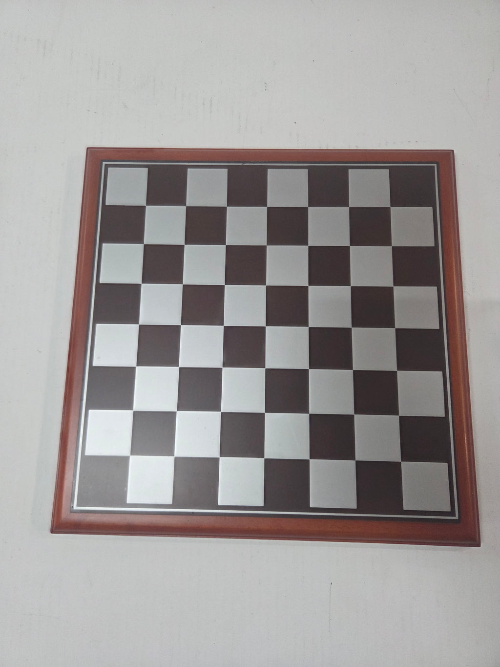 Tablero de Ajedrez con Marco de Madera Elegante