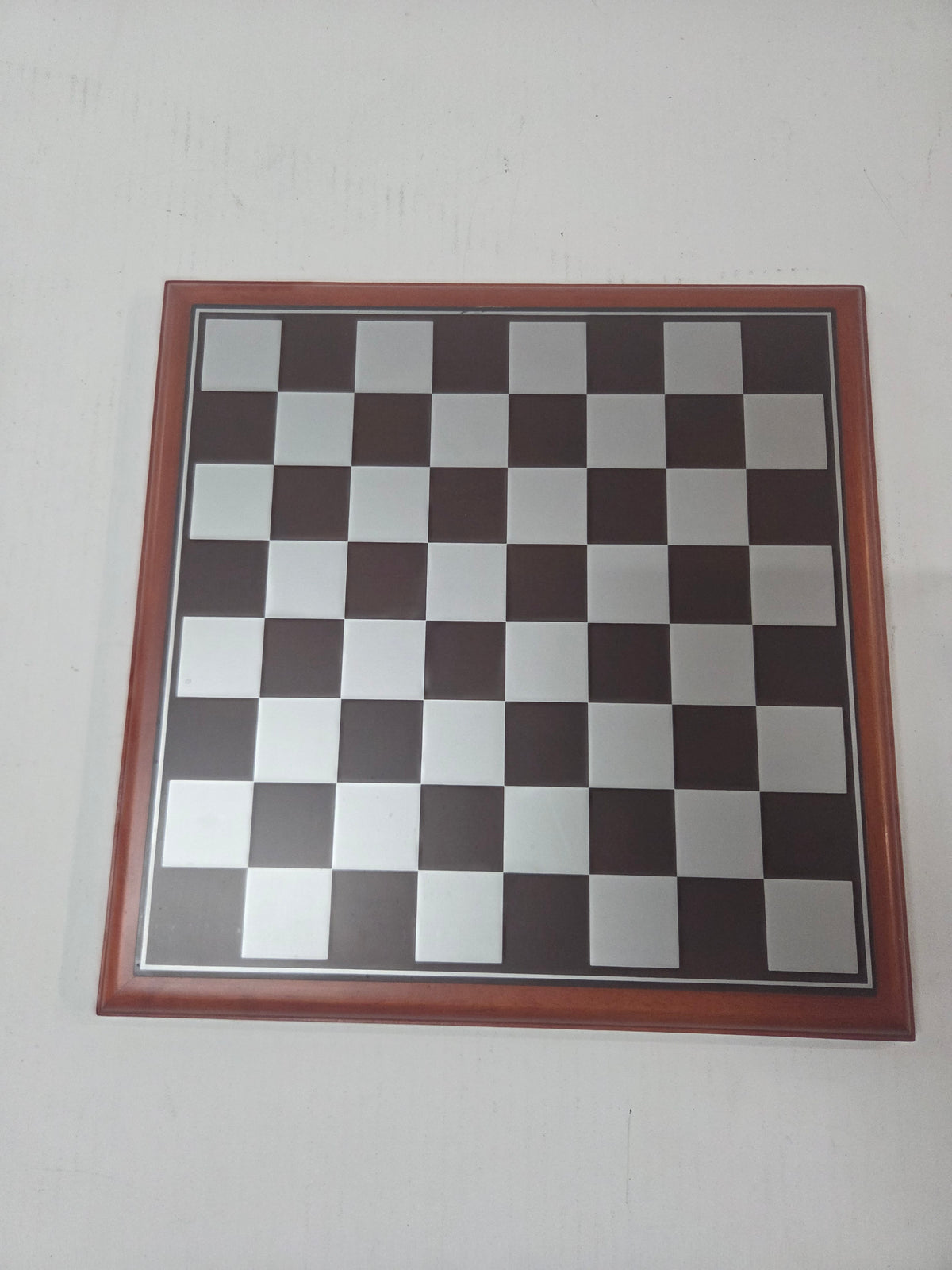 Tablero de Ajedrez con Marco de Madera Elegante