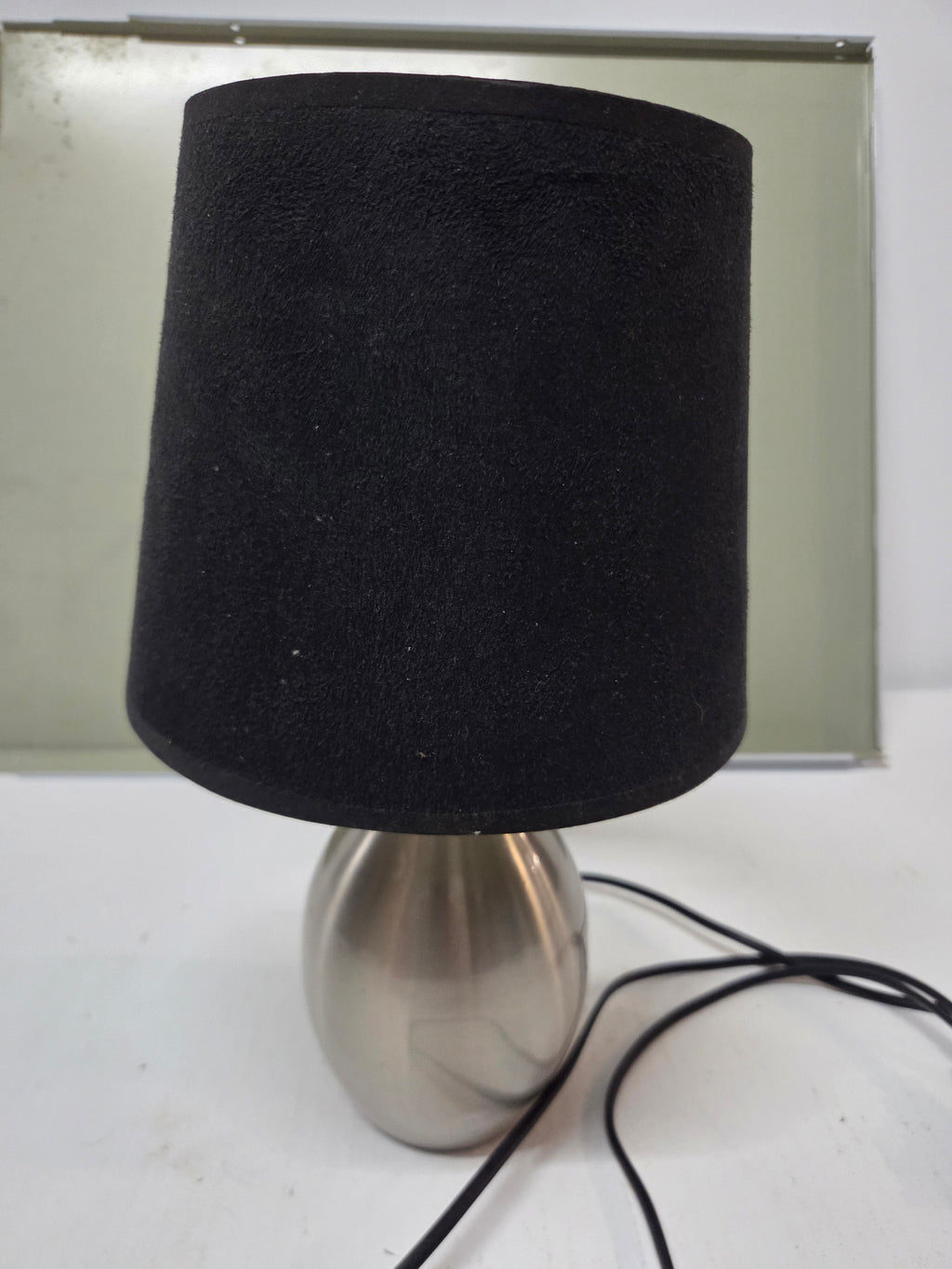 Lámpara de mesa moderna con base metálica