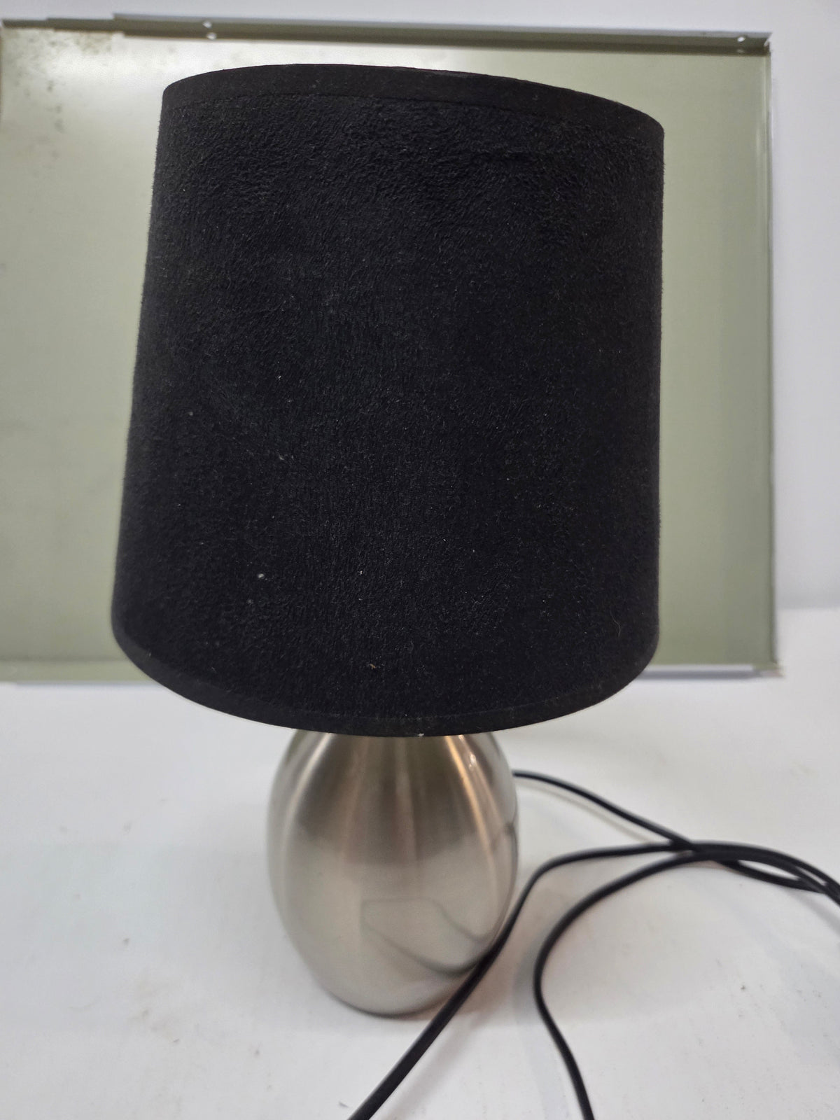 Lámpara de mesa moderna con base metálica
