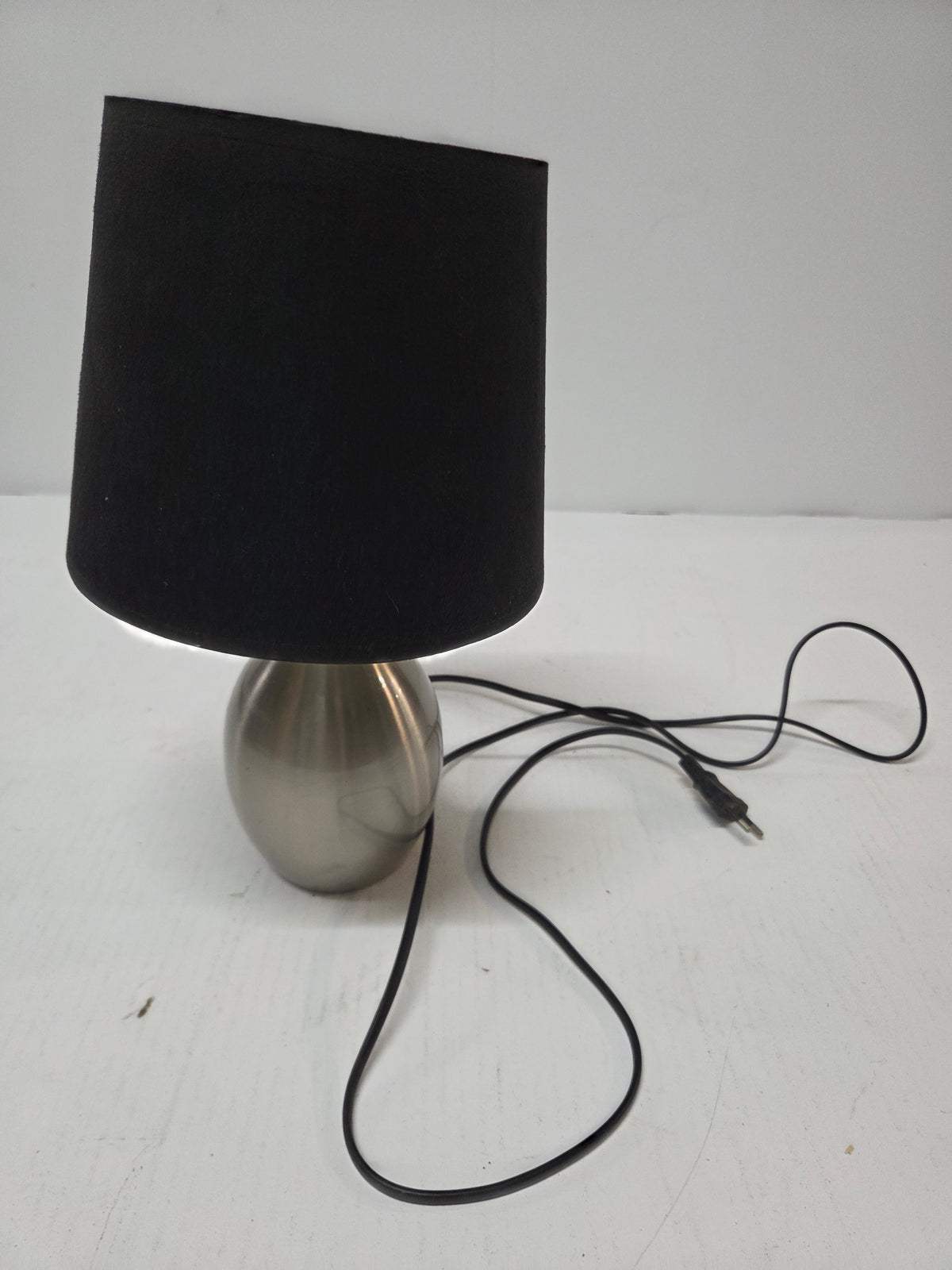 Lámpara de mesa moderna con base metálica
